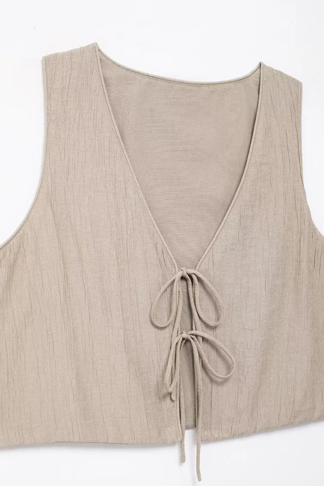 Stylish women's street vest designed for urban fashion enthusiasts and everyday wear.