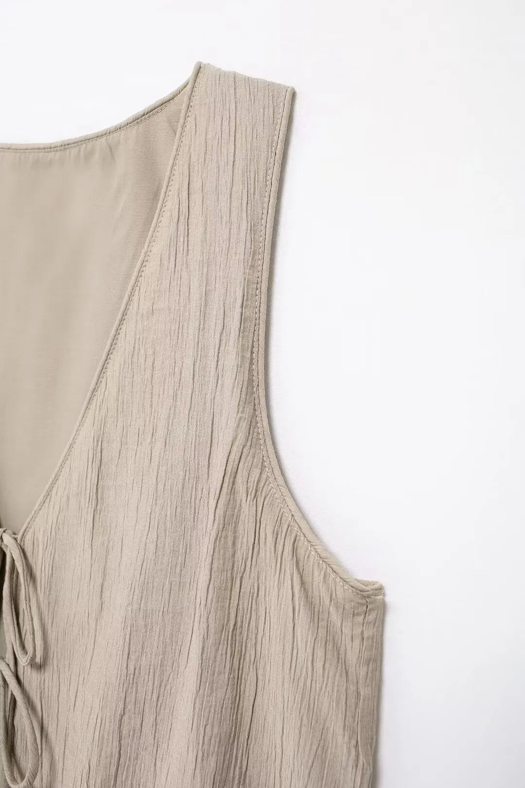 Stylish women's street vest designed for urban fashion enthusiasts and everyday wear.