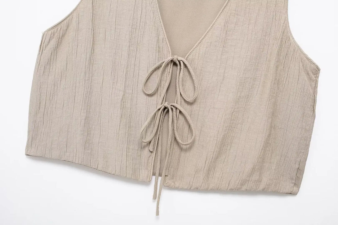 Stylish women's street vest designed for urban fashion enthusiasts and everyday wear.