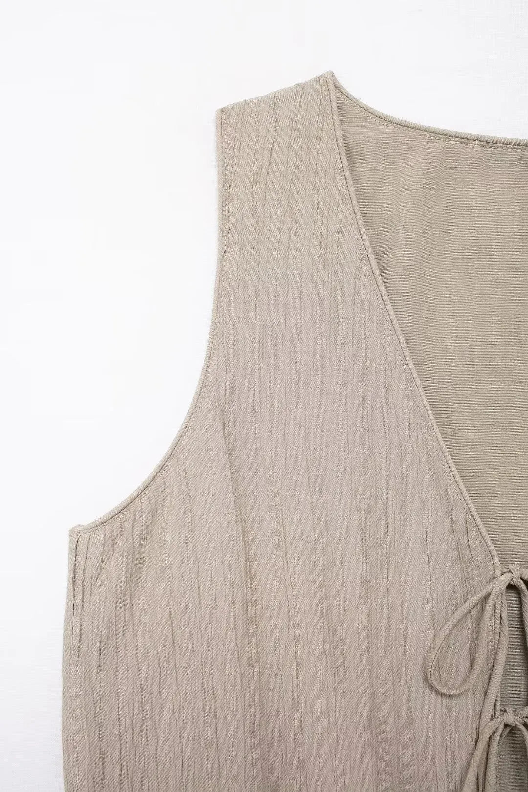 Stylish women's street vest designed for urban fashion enthusiasts and everyday wear.