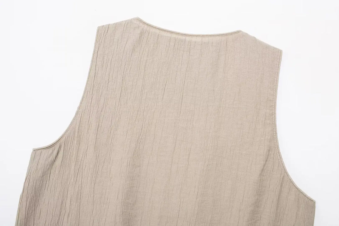 Stylish women's street vest designed for urban fashion enthusiasts and everyday wear.